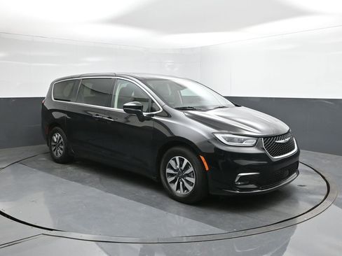 Used 2023 Chrysler Pacifica Touring-L FWD image 26