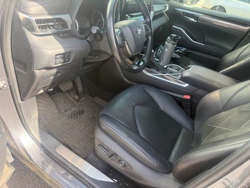 Used 2021 Toyota Highlander Platinum FWD image 10
