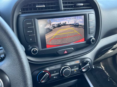 Used 2025 Kia Soul LX w/ LX Technology Package FWD image 24