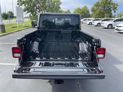 New 2025 Jeep Gladiator Sport image 28