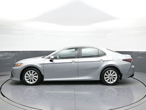 Used 2021 Toyota Camry LE image 9