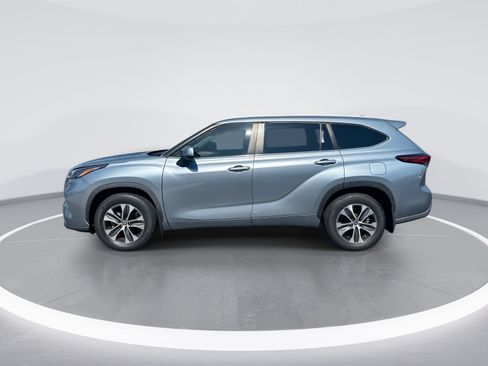 Used 2023 Toyota Highlander XLE FWD image 6
