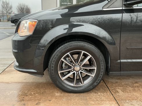 Used 2016 Dodge Grand Caravan SXT image 25