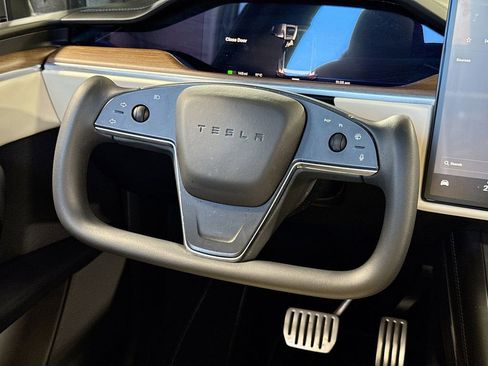 Used 2023 Tesla Model X image 17