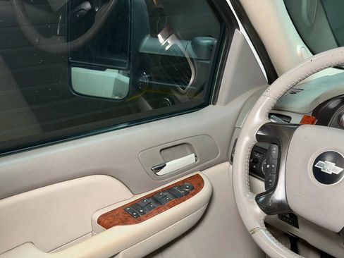 Used 2009 Chevrolet Suburban 2500 LT w/ Skid Plate Package image 24