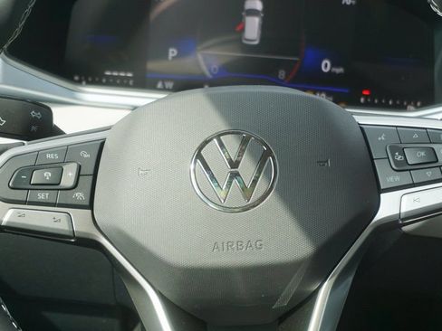 Used 2025 Volkswagen Taos SE AWD/4WD image 11