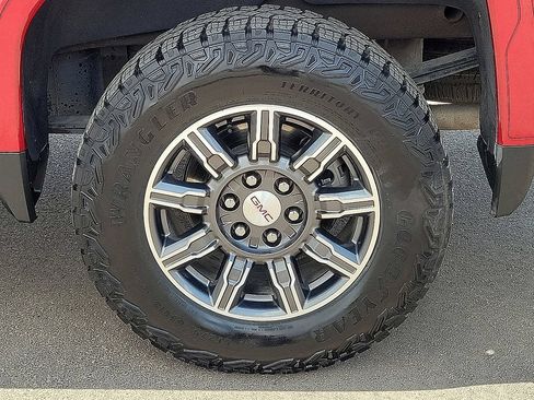 Used 2024 GMC Sierra 1500 AT4 w/ Technology Package AWD/4WD image 10