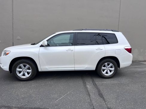 Used 2010 Toyota Highlander SE AWD/4WD image 3