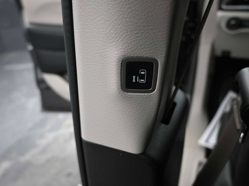 Used 2022 Chrysler Voyager LX image 23