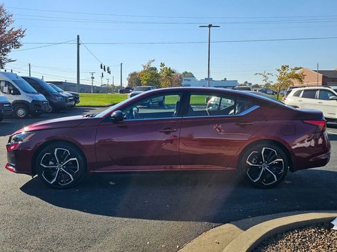 Used 2024 Nissan Altima 2.5 SR w/ SR Premium Package image 9