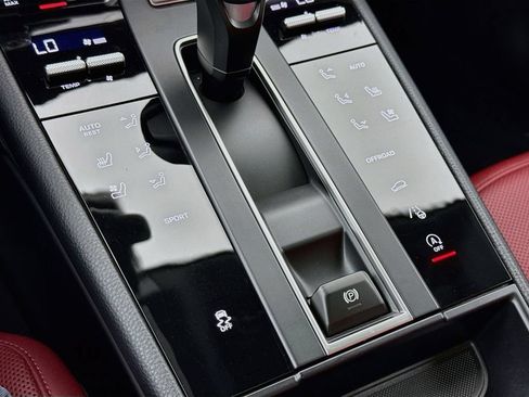 Certified 2025 Porsche Macan AWD/4WD image 22