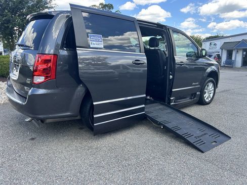 Used 2019 Dodge Grand Caravan SXT image 2