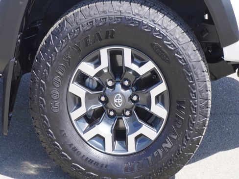 Used 2022 Toyota Tacoma TRD Off-Road w/ Black Out Package (TMS) AWD/4WD image 5