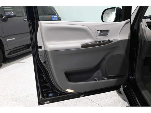 Used 2019 Toyota Sienna XLE FWD image 27