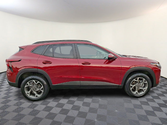 Used 2025 Chevrolet Trax LT FWD image 7