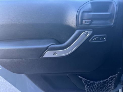 Used 2014 Jeep Wrangler Unlimited Rubicon w/ Connectivity Group image 11