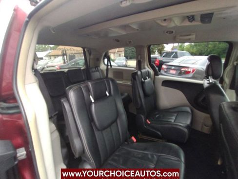 Used 2015 Chrysler Town & Country Touring image 19