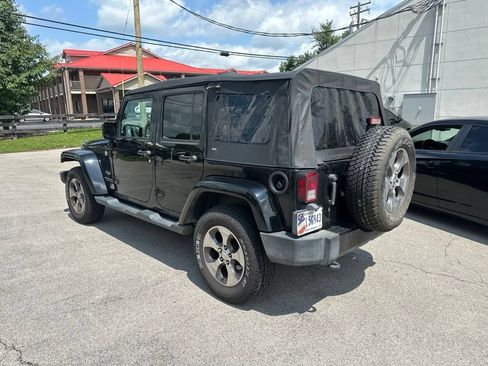 Used 2017 Jeep Wrangler Unlimited Sahara AWD/4WD image 4