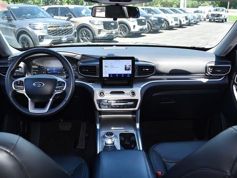 Used 2022 Ford Explorer XLT w/ Equipment Group 202A AWD/4WD image 4