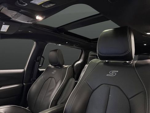 Used 2025 Chrysler Pacifica Limited image 7