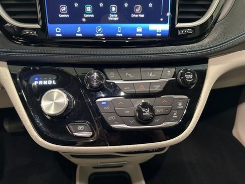 Used 2021 Chrysler Pacifica Touring-L image 25