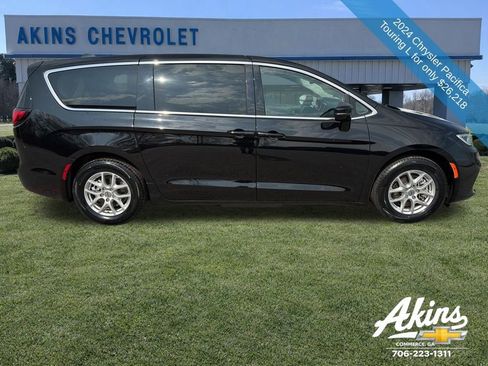 Used 2024 Chrysler Pacifica Touring-L image 4