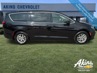 Used 2024 Chrysler Pacifica Touring-L video 4