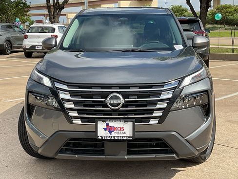 Used 2025 Nissan Rogue SV image 3