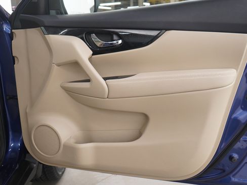 Used 2020 Nissan Rogue SL w/ Premium Package image 9