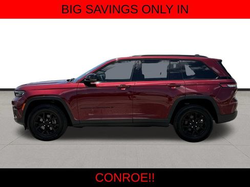 Used 2025 Jeep Grand Cherokee Altitude RWD image 8