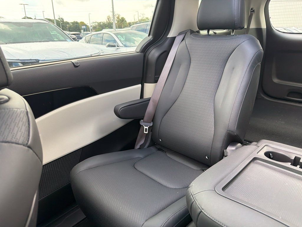Certified 2023 Kia Carnival SX Prestige FWD image 21