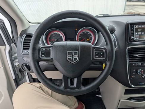Used 2019 Dodge Grand Caravan SE w/ UConnect Hands-Free Group image 9