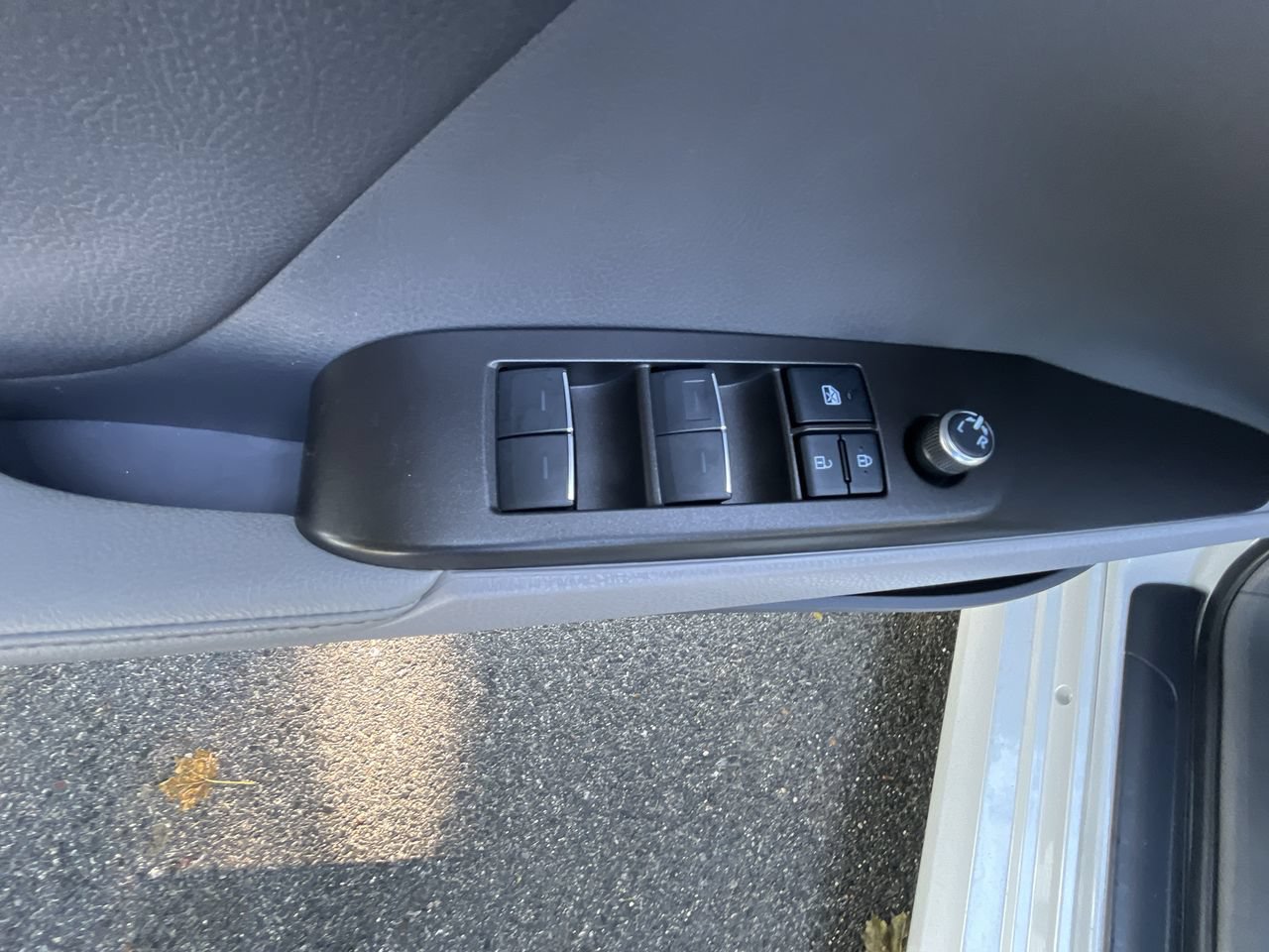 Used 2021 Toyota Camry XLE w/ Cold Weather Package FWD image 4
