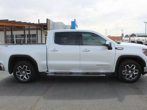 Used 2023 GMC Sierra 1500 SLT image 2