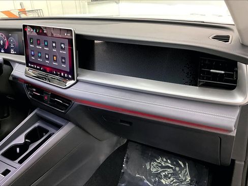 Used 2025 Volkswagen Tiguan SE w/ Panoramic Sunroof Package image 18