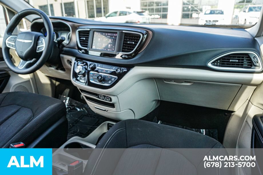 Used 2022 Chrysler Voyager LX FWD image 26