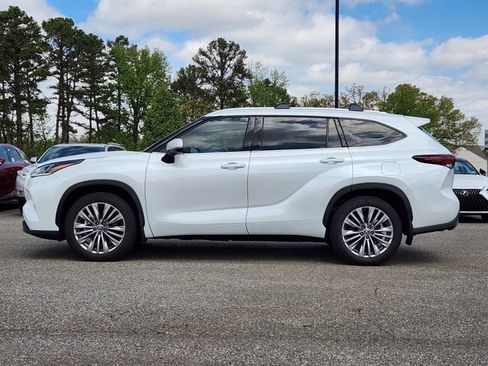 Used 2025 Toyota Highlander Platinum image 2