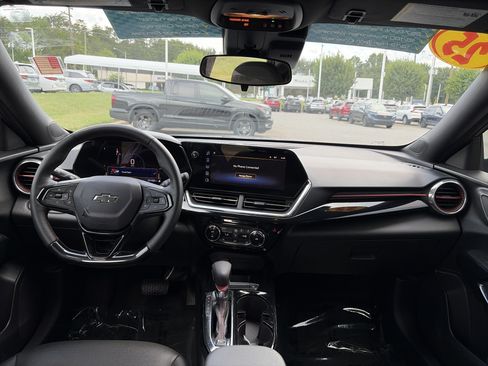 Used 2025 Chevrolet Trax RS w/ Driver Confidence Package FWD image 32