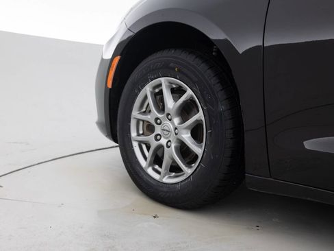 Used 2021 Chrysler Pacifica Touring FWD image 17