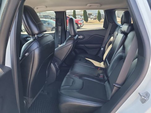 Used 2022 Jeep Cherokee Trailhawk image 12