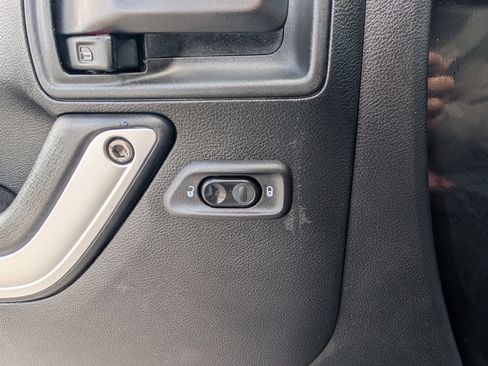 Used 2018 Jeep Wrangler Unlimited Sahara image 18