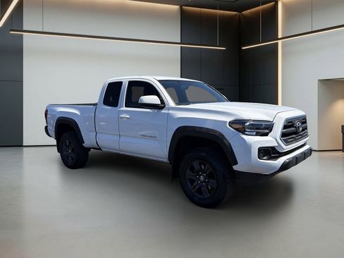 Used 2017 Toyota Tacoma SR5 AWD/4WD image 7