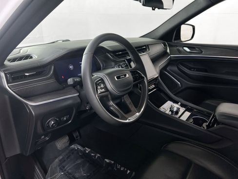 Used 2023 Jeep Grand Cherokee Overland w/ Luxury Tech Group IV image 9