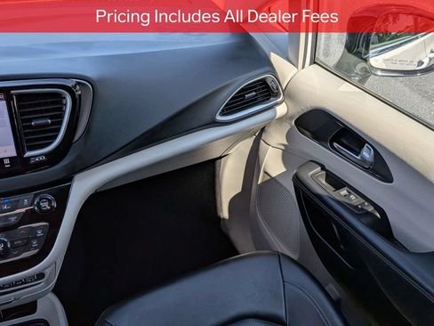 Used 2024 Chrysler Pacifica Touring-L FWD image 18