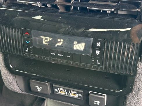 Used 2024 Jeep Wagoneer Series III AWD/4WD image 12