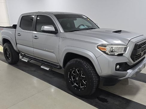 Used 2017 Toyota Tacoma TRD Sport w/ Premium & Technology Package AWD/4WD image 4