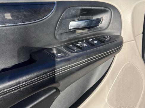 Used 2013 Chrysler Town & Country Touring image 9