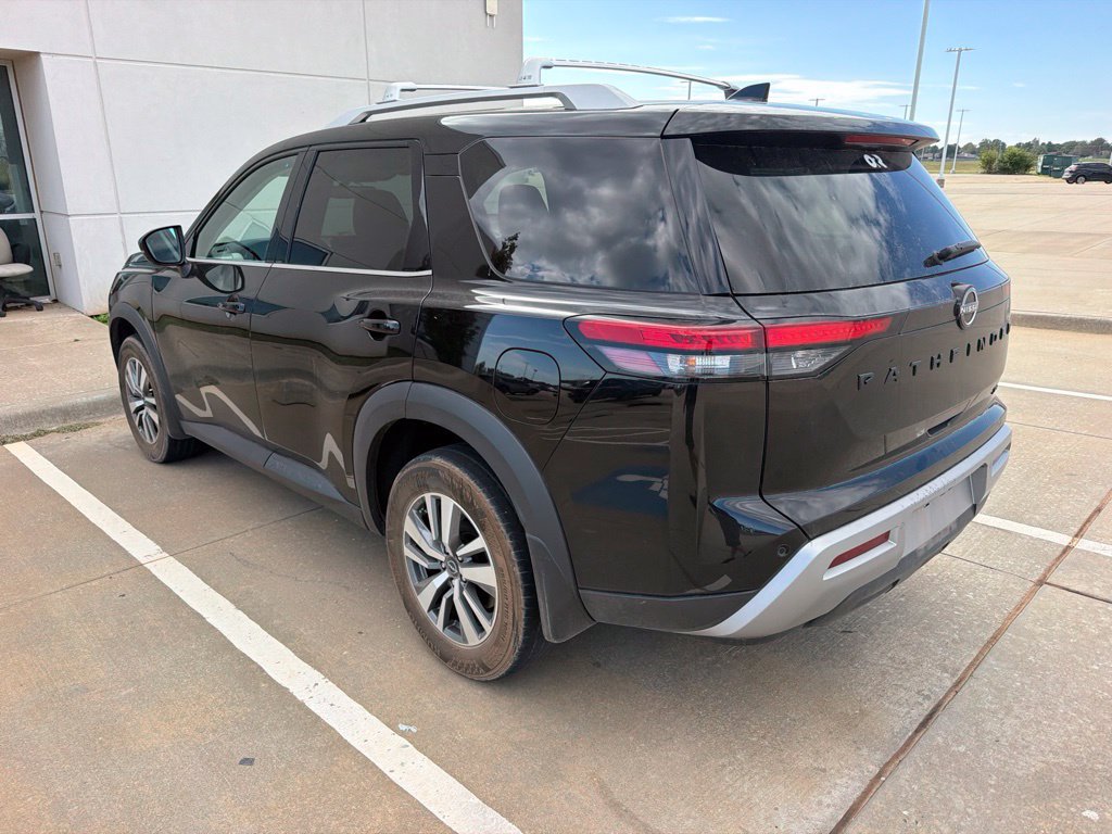 Used 2023 Nissan Pathfinder SL w/ Black Appearance Package FWD image 7