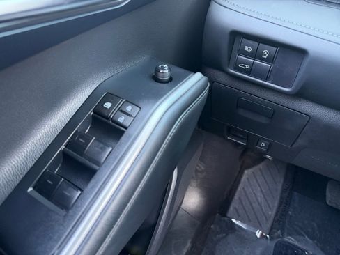 Certified 2023 Toyota Highlander XLE image 22