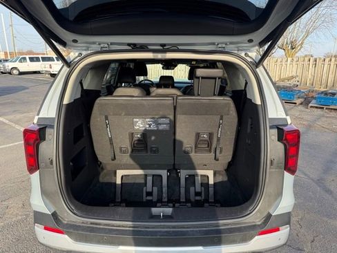 Used 2025 Kia Carnival EX image 18